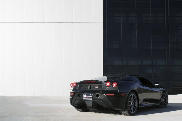 Vista trasera del coche negro Ferrari