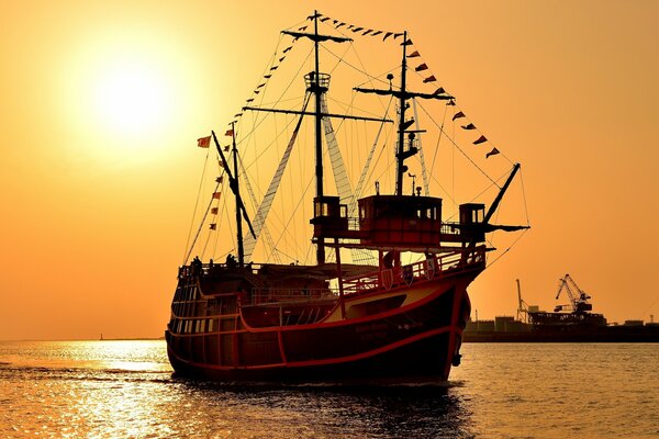 Segelboot Santa Maria bei Sonnenuntergang im Hafen