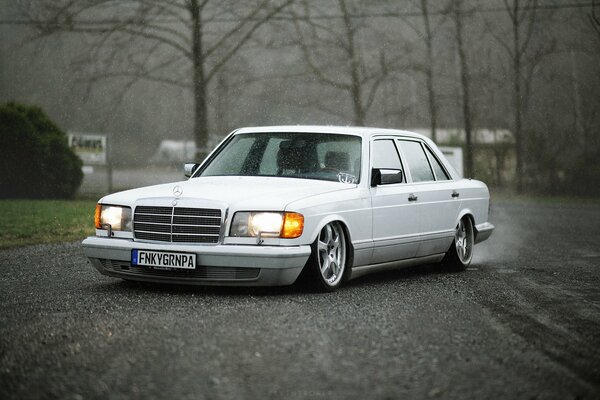 Weißer Mercedes benz bei Regenwetter