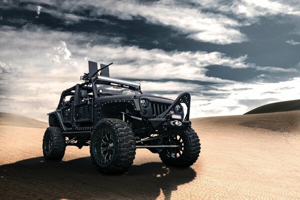 Ein schwarzer Wrangler-Jeep fährt durch die Wüste