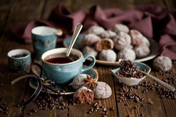 Tee in einer blauen Tasse mit Lebkuchen