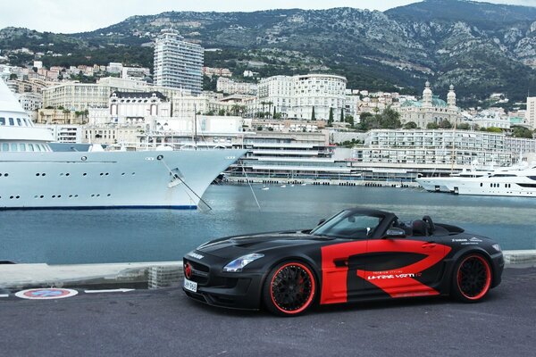 Le Roadster Mercedes sur le quai de Monaco