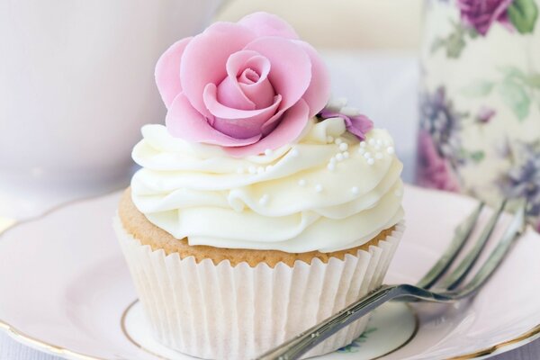 Gâteau blanc tendre avec une rose au sommet