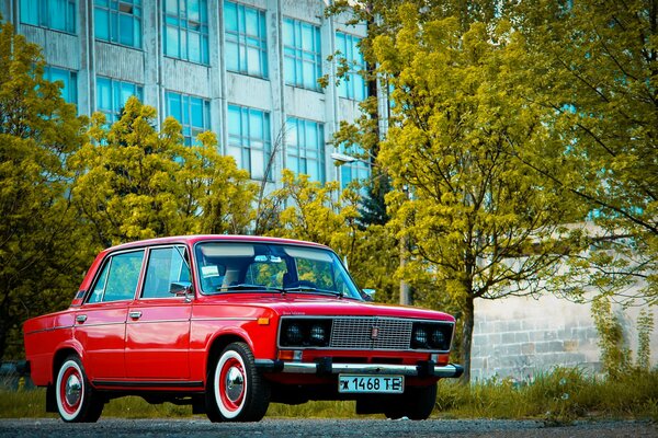 Czerwony retro samochód na parkingu