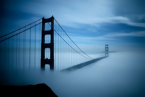 Puente largo en la niebla