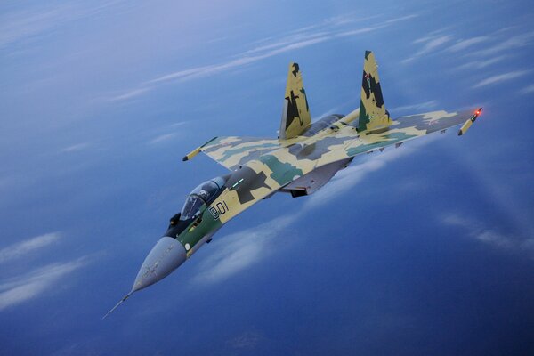 Myśliwiec Su-35 na wysokości na błękitnym niebie