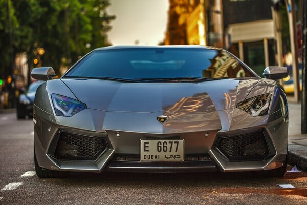 Un Lamborghini seguro de sí mismo se corta a través de los macizos urbanos