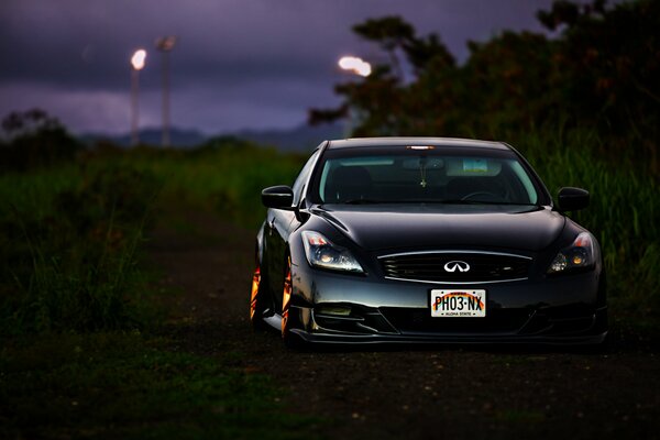 Infiniti G35 coupé en el fondo de la noche