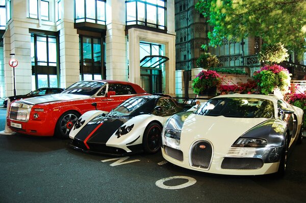 Trois modèles de voitures Rolls-Royce