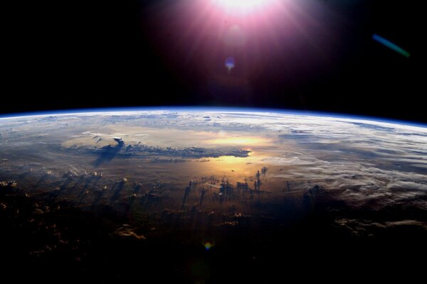 Blick aus dem Weltraum auf das Leuchten der Atmosphäre des Planeten und auf die Wolken