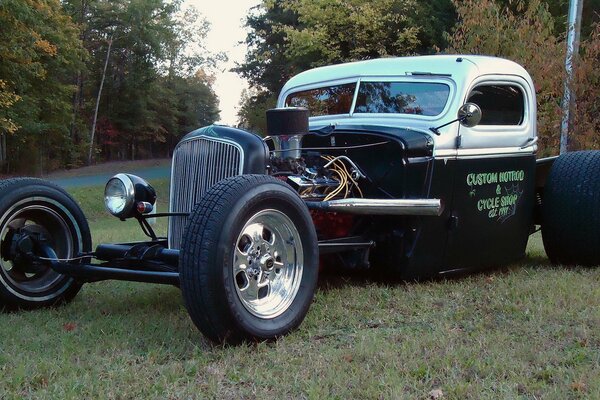 Voiture tuning Hot Rod se tient sur la pelouse