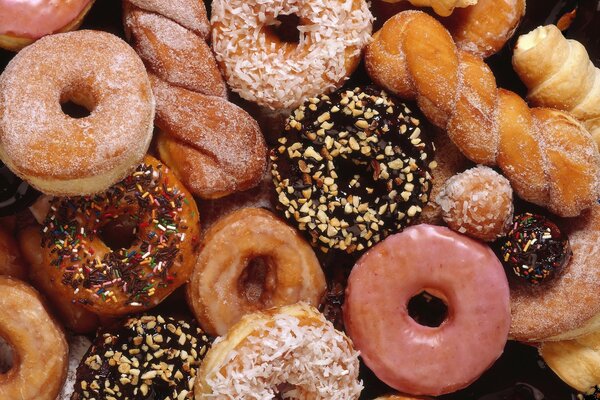 Pasteles de mantequilla. Donuts con diferentes polvos