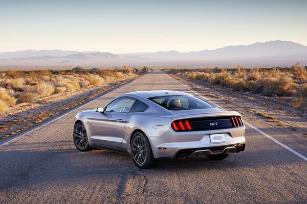 Muscle car ford mustang na tle horyzontu