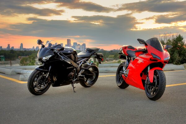 Negro y rojo motocicletas Honda