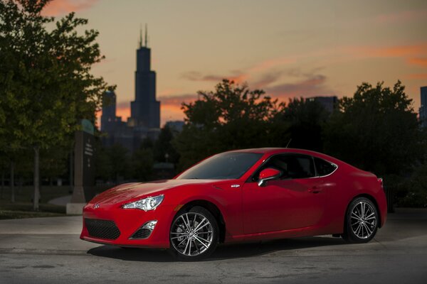 Ein rotes Auto fährt die Chicago Street entlang