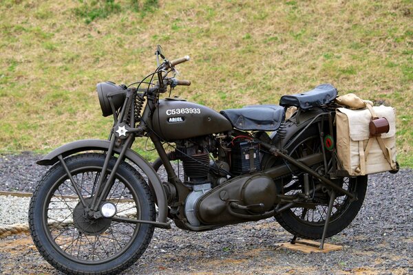 Motocicleta británica negra en la carretera en el campo