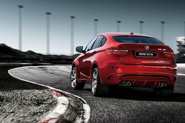 Jeep rojo bmw x6 en asfalto