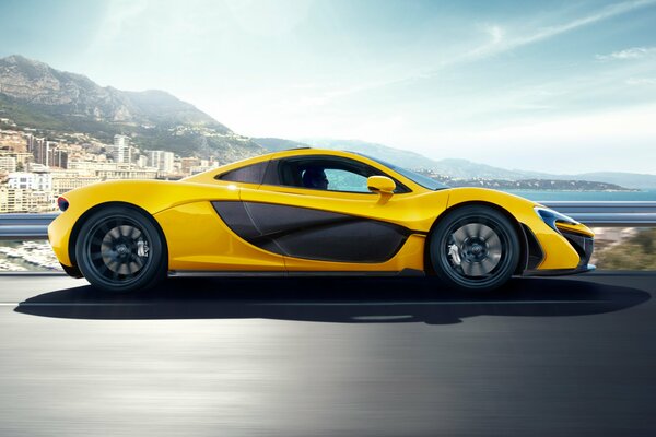 Mclaren nero e giallo, vista laterale