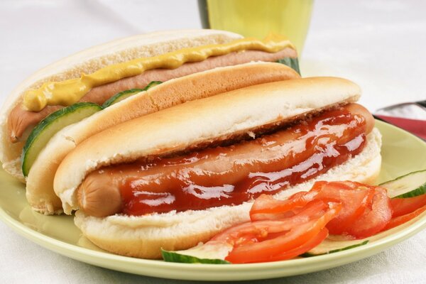 Hot dog con salsiccia e ketchup