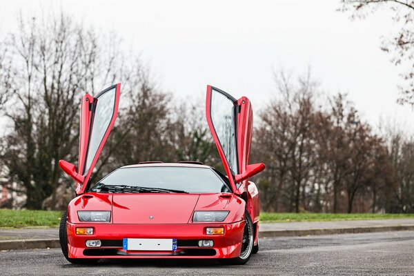 Rojo Lamborghini diablo. Las puertas se abren hacia arriba