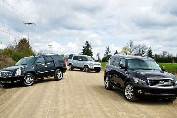 Tres SUV fotos en la naturaleza