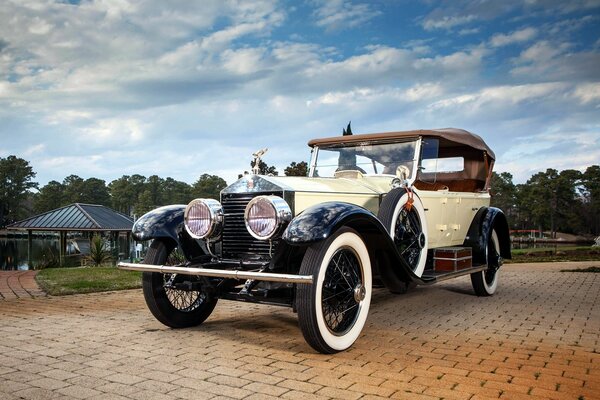 Old Rolls Royce sur fond de ciel bleu