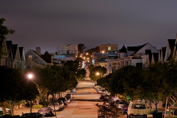 Calle nocturna de California con muchos autos