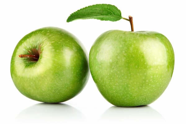 Sur une feuille blanche, sur un fond blanc d une pomme lumineuse