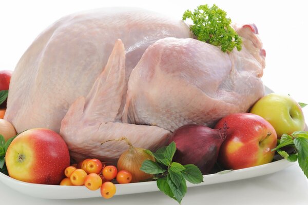 Poulet avec des légumes et des fruits sur la table