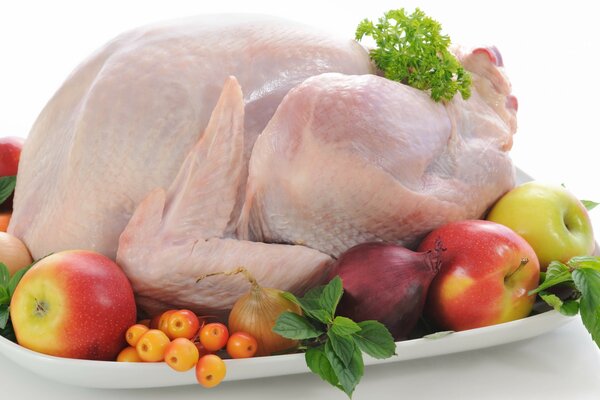 Pollo con verdure e frutta sul tavolo