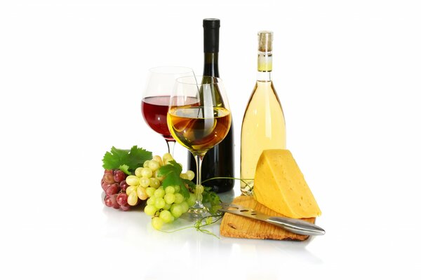 Vino bianco e rosso in bottiglie e bicchieri