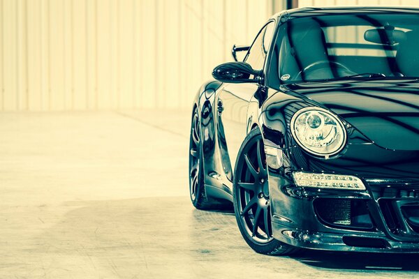 Porsche negro brillante sobre un fondo brillante y claro 