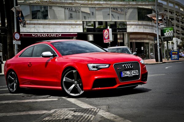 Fond d écran rouge audi rs 5 sur le fond de la ville