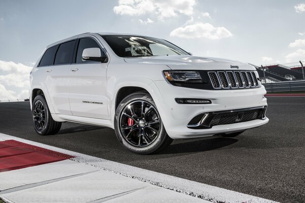 Biały duży JEEP grand cherokee