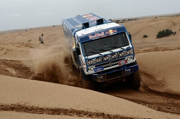 KAMAZ comida en el desierto el polvo vuela de la velocidad de la máquina