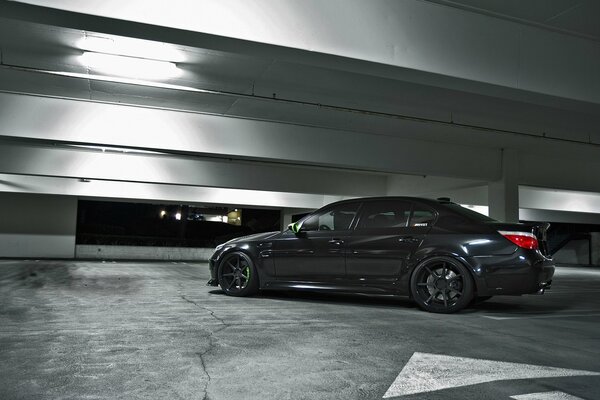BMW negro en el estacionamiento nocturno