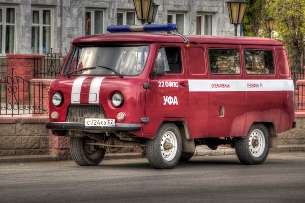 Rote Feuerwehr-Uaz auf der Straße in der Stadt