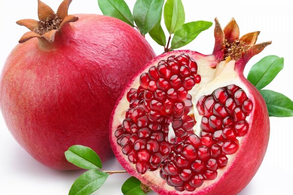 Belles grenades dans la table de fruits