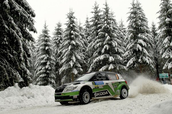 Skoda Sport en la carretera de nieve a la deriva