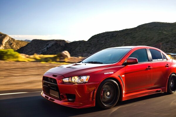 Une voiture rouge Mitsubishi Lancer se précipite sur la piste américaine