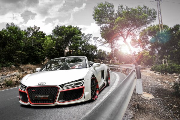 Une voiture blanche audi roule sur la piste