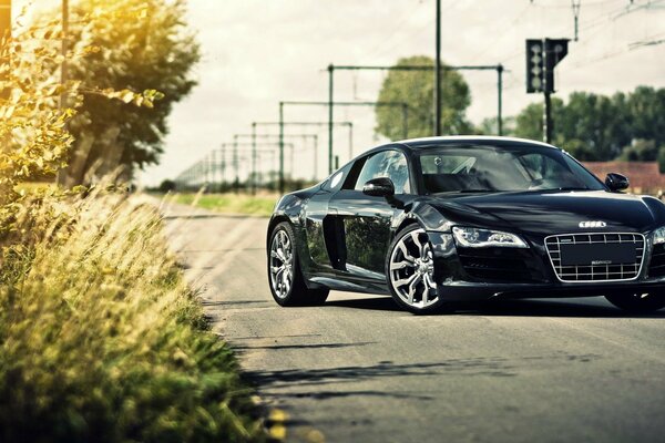 Deportivo negro Audi R8 en la carretera