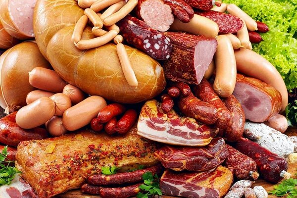 Saucisses, saucisses, jambon, viande et autres produits carnés