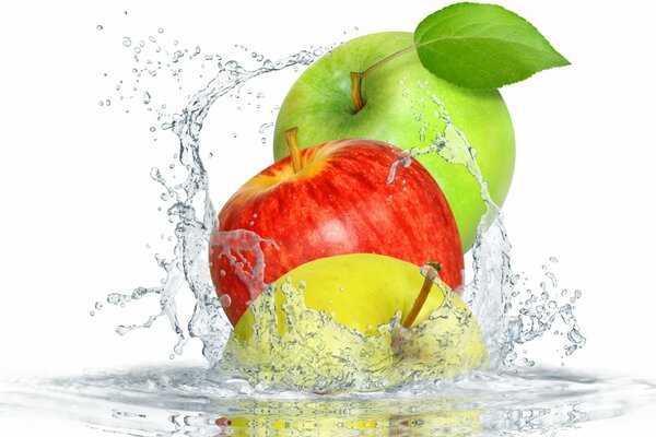 Pommes juteuses avec des feuilles dans l eau