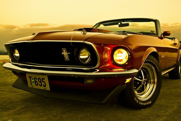 Ford Mustang convertible 1969. Camino de la tarde