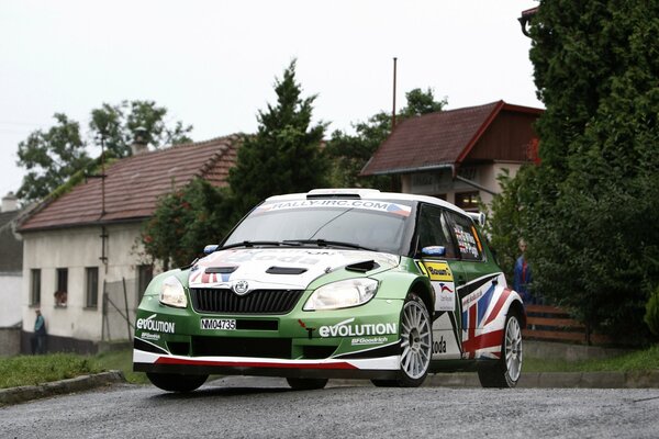 Skoda sur fond de maisons de village 