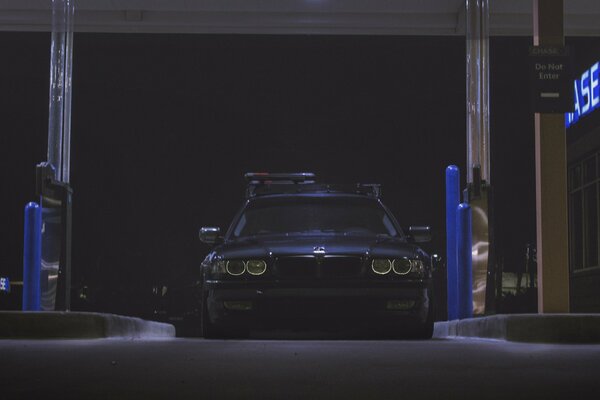 Photo de voiture dans la nuit