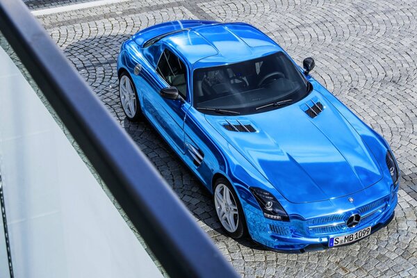 Niebieski błyszczący Mercedes coupe z wysokości