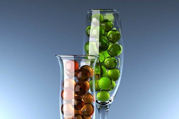 Perles de verre ambrées et vertes dans des verres à vin