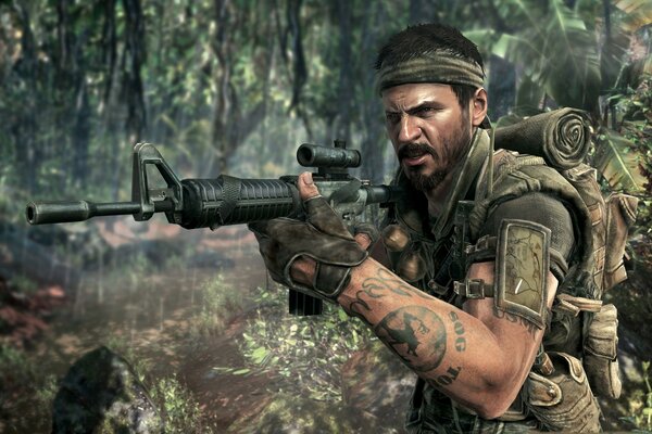 Black ops. Soldado con armas en la selva